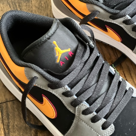 New Nike Air Jordan 1 Low SE Light Graphite Vivid Orange - Picture 2 of 10